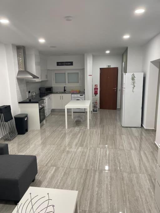 Superbe Appartement, Parking,300 M De La *